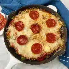 Delicious crustless pizza bowl with fresh toppings and melted cheese