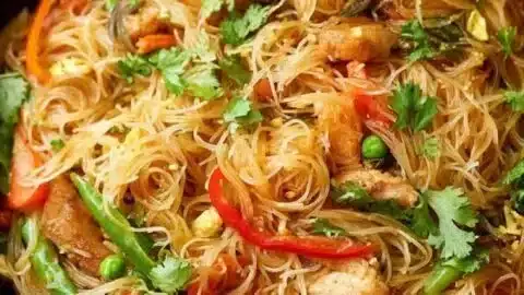 High-protein chicken vermicelli noodles in a one-pot dish.