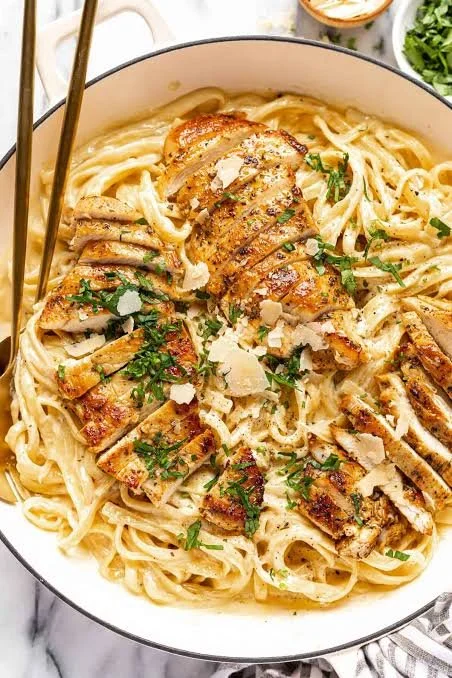 Plate of easy chicken alfredo with pasta and creamy sauce