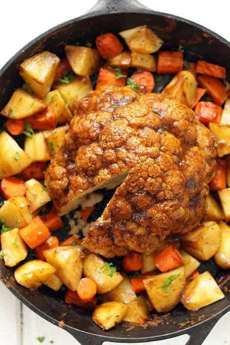Oven-roasted cauliflower florets with spices and herbs